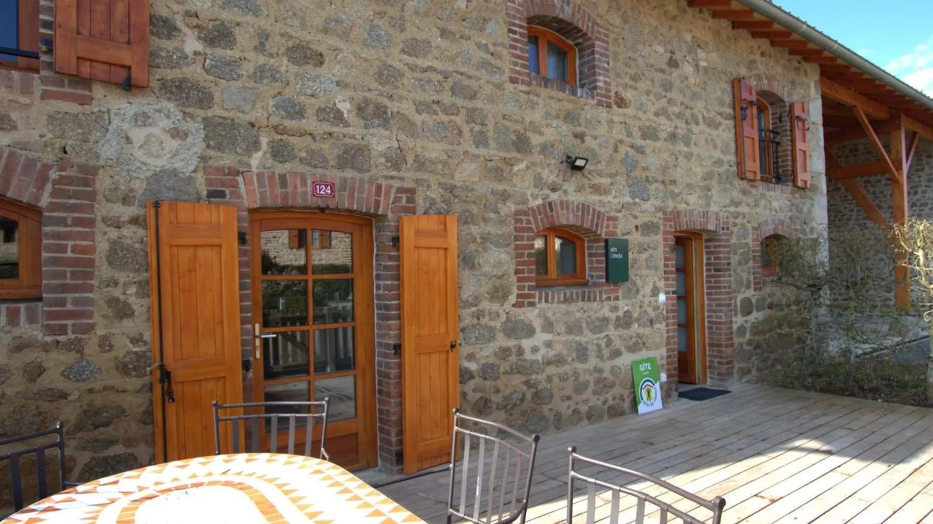 Hébergement de vacances Gite Chaleureux Avec Terrasse, Peche, Randonnees Et Equipements Modernes Au Coeur Du Haut Forez - Fr-1-496-285 Les Salles France