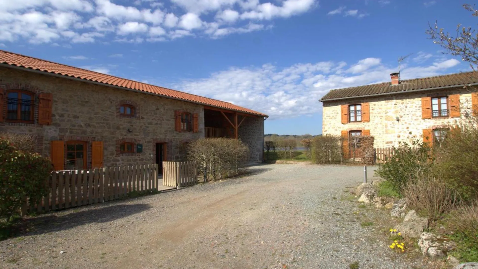 Gite Chaleureux Avec Terrasse, Peche, Randonnees Et Equipements Modernes Au Coeur Du Haut Forez - Fr-1-496-285 Les Salles