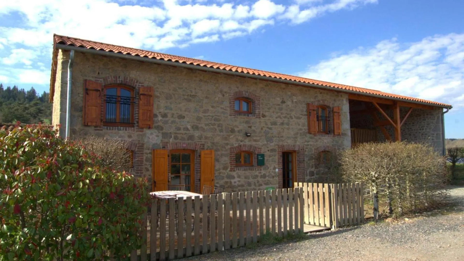 Gite Chaleureux Avec Terrasse, Peche, Randonnees Et Equipements Modernes Au Coeur Du Haut Forez - Fr-1-496-285 Les Salles 0*,